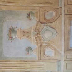 18. Duchcov zámek 2013-2014, menší salonek. Detail malovaného oltáře po rest